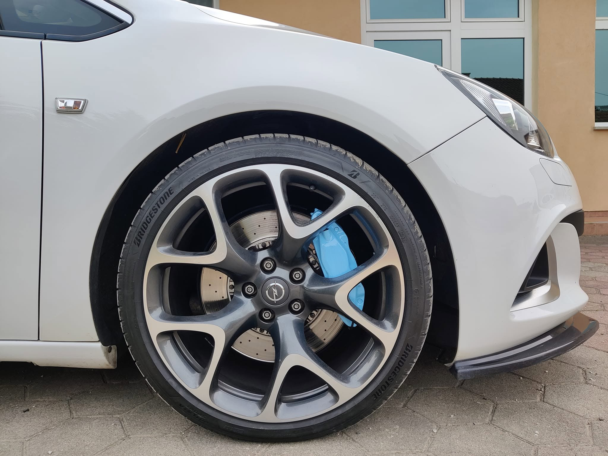 Opel Astra OPC, kotač i obojana kočiona kliješta